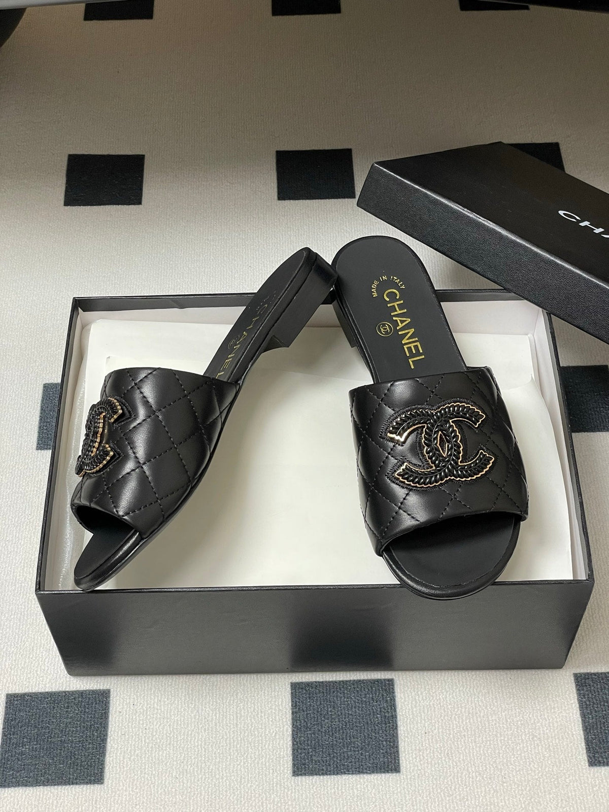 Diamond-patterned flip-flops