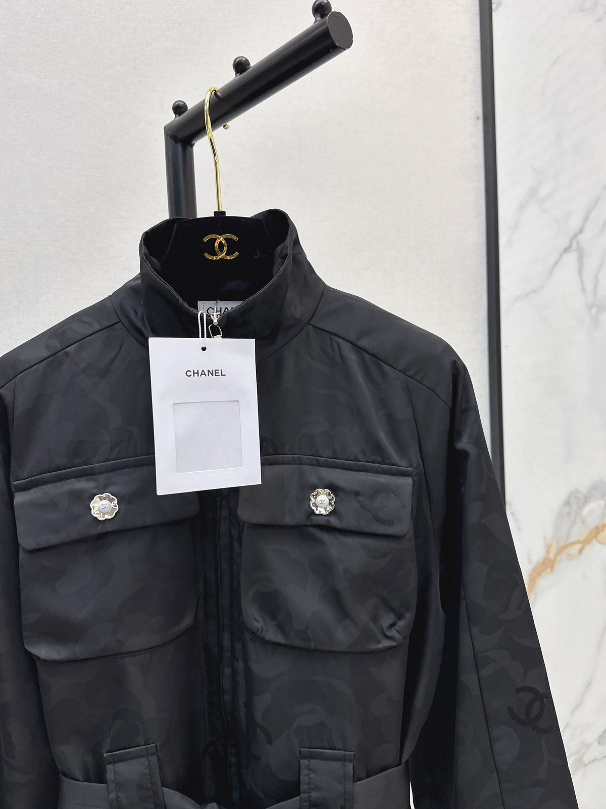 Stand-up collar, waist-cinching jacket