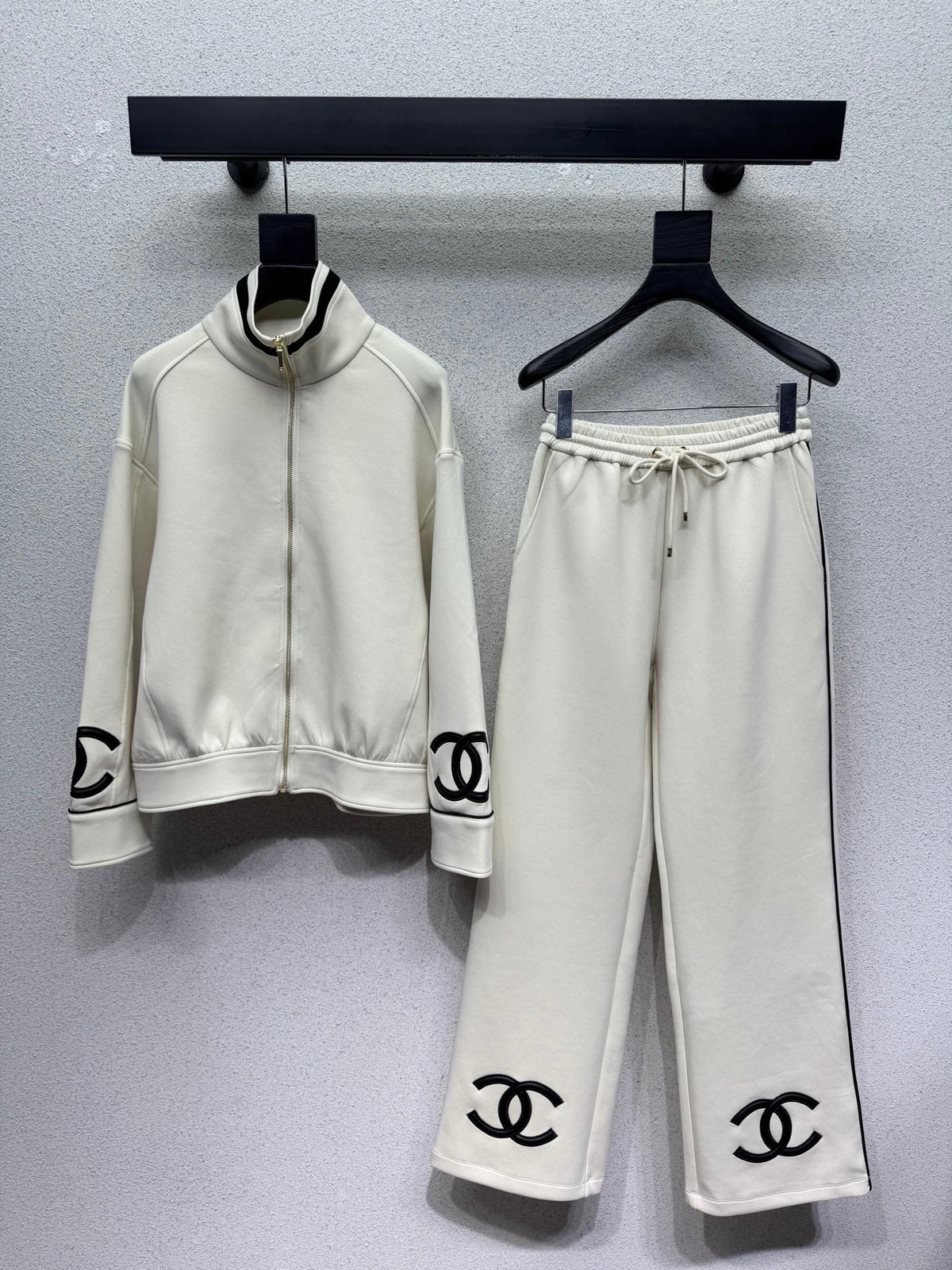 Casual matching set with a bold logo.