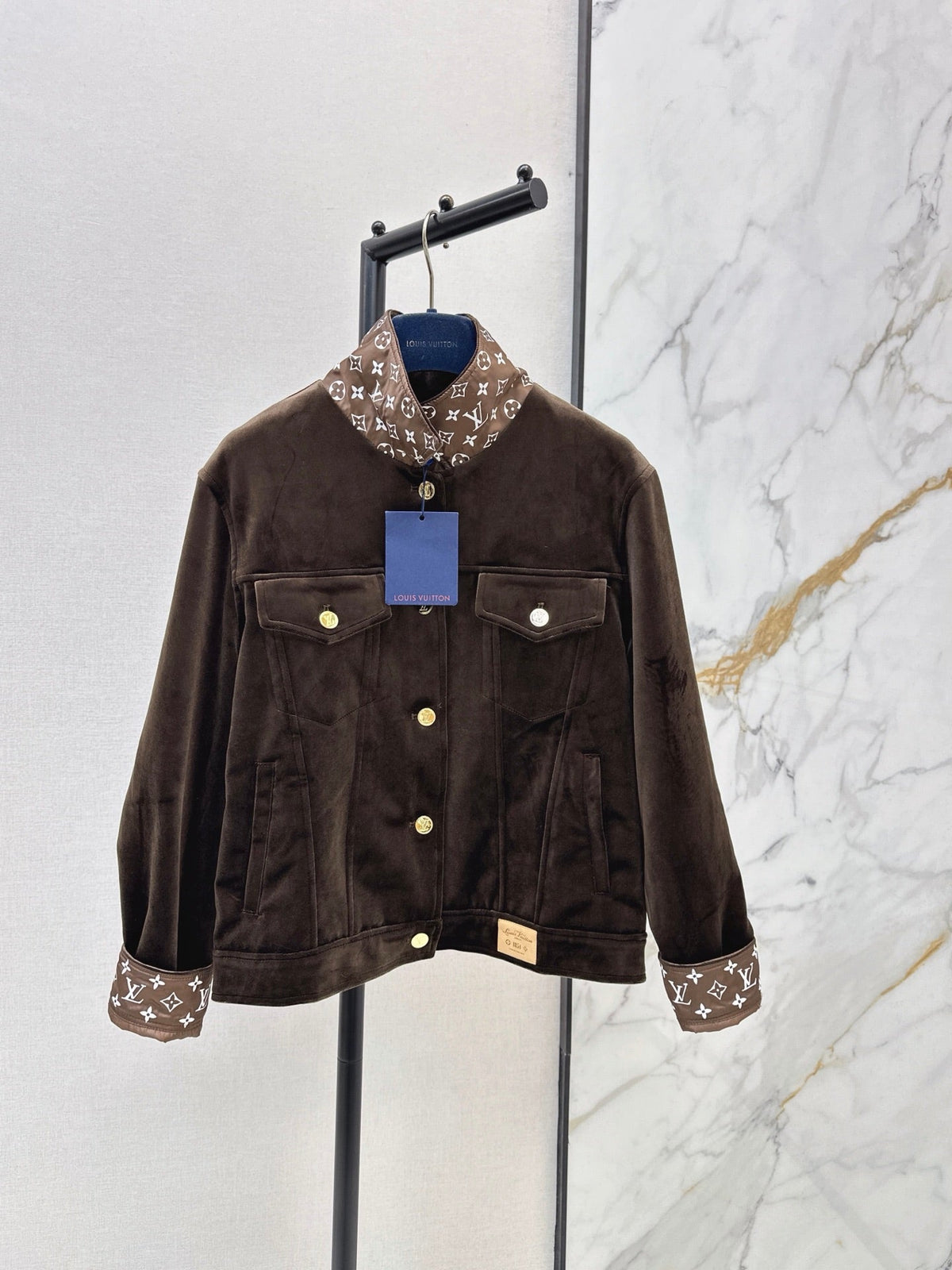 26Latest Autumn/Winter Jacket with Logo-Print Lining and Fold-Over Collar
