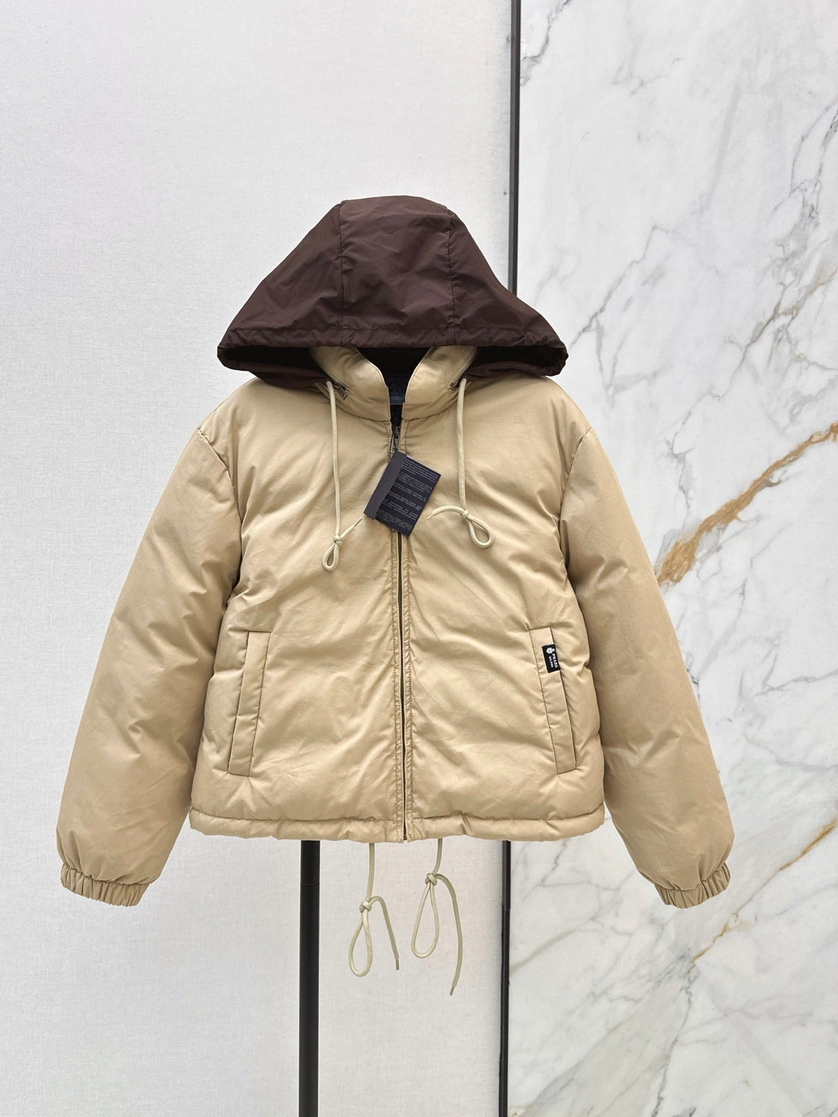 26Latest Autumn/Winter Short Down Jacket with Color-Block Design