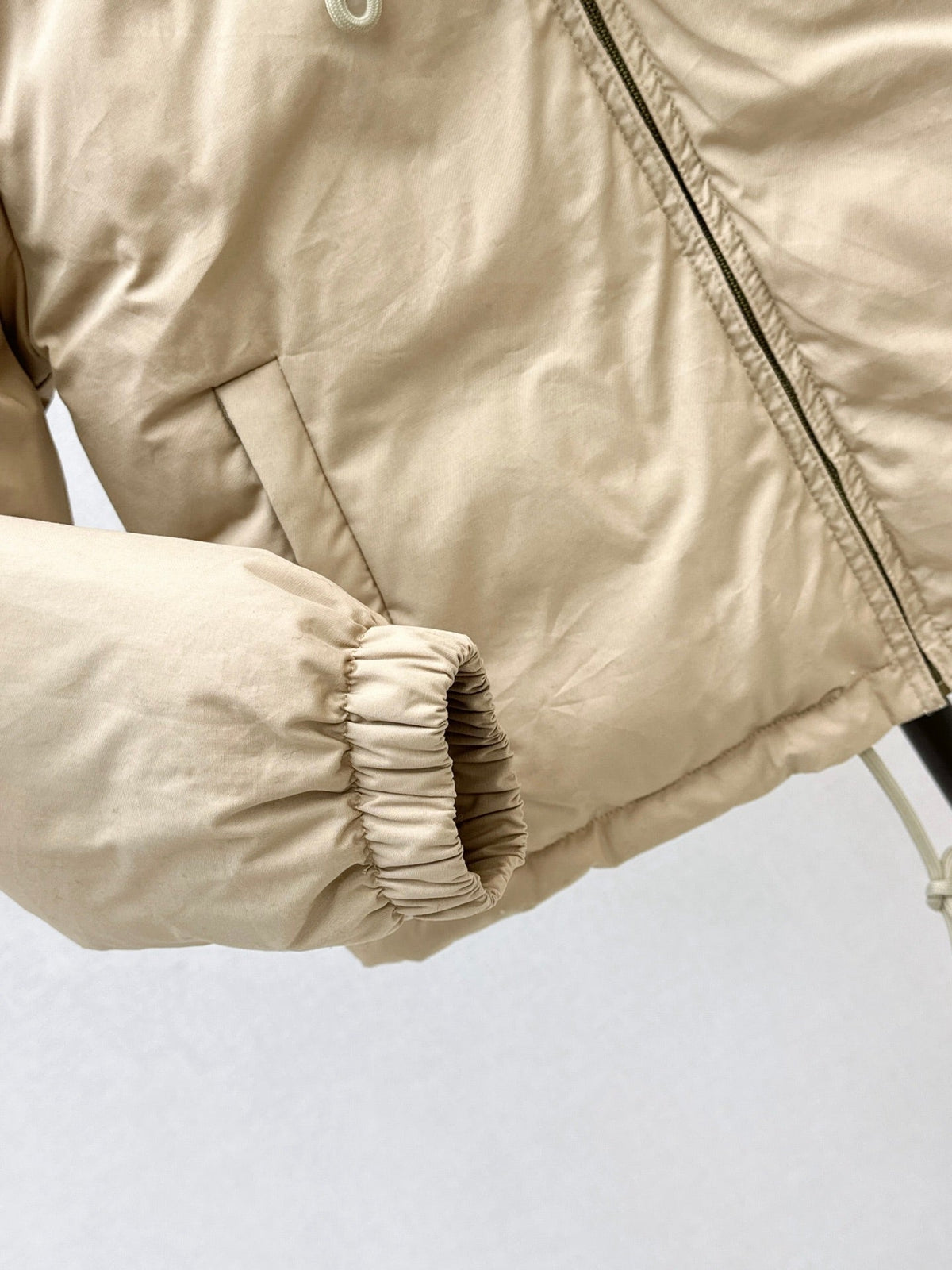 26Latest Autumn/Winter Short Down Jacket with Color-Block Design
