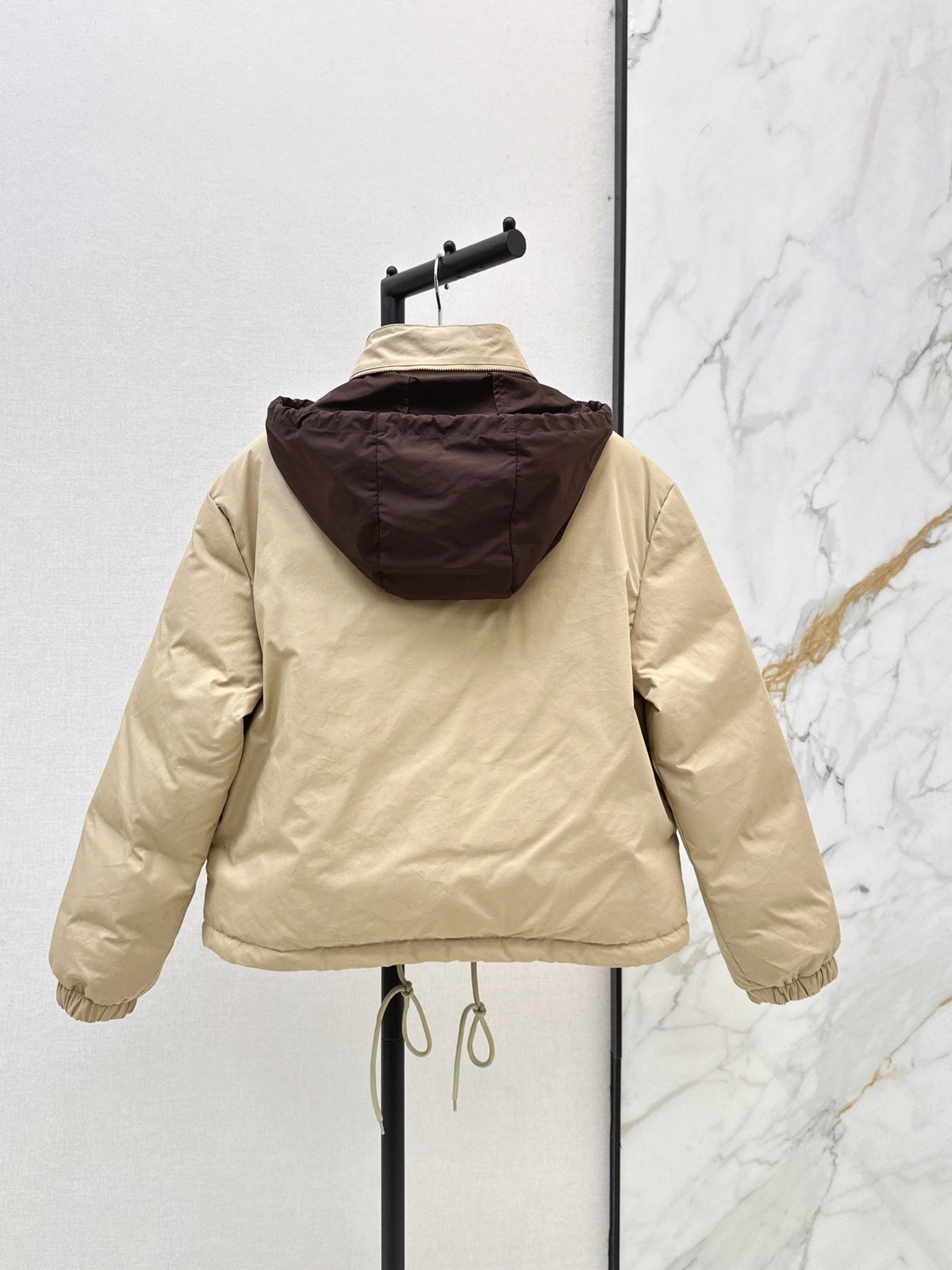 26Latest Autumn/Winter Short Down Jacket with Color-Block Design
