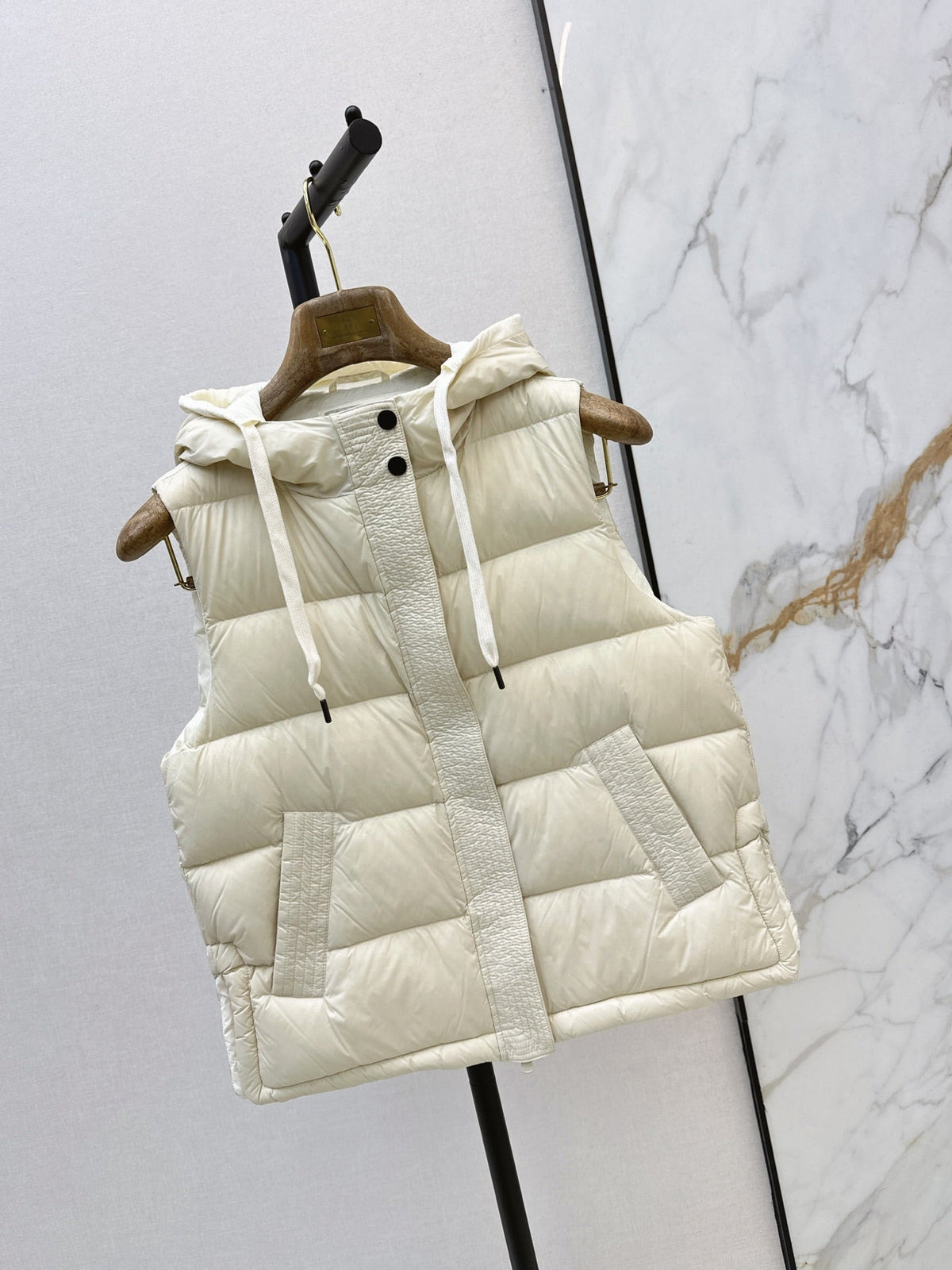 26Latest Autumn/Winter Hooded Down Vest