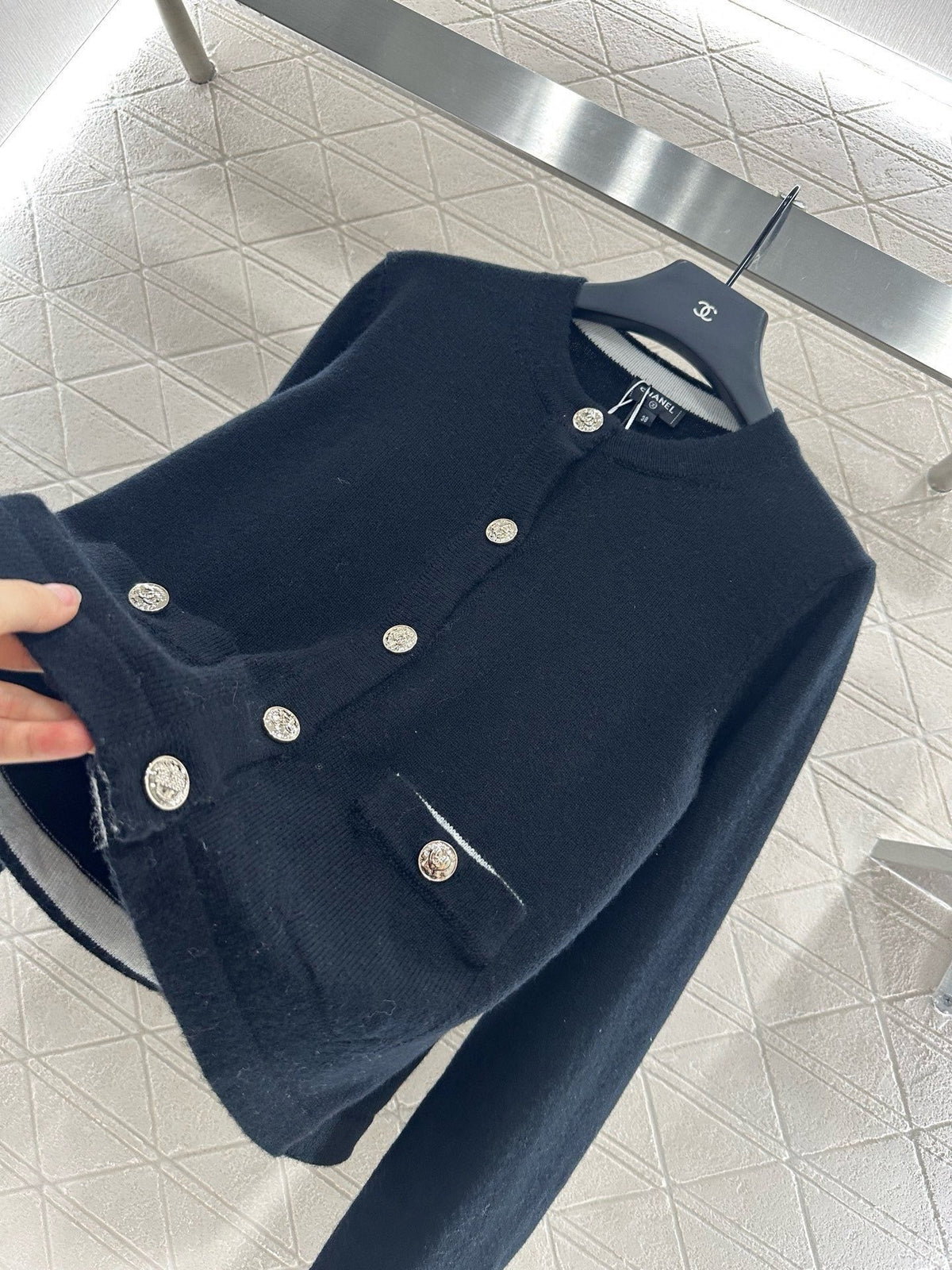 Contrast-color knit cardigan