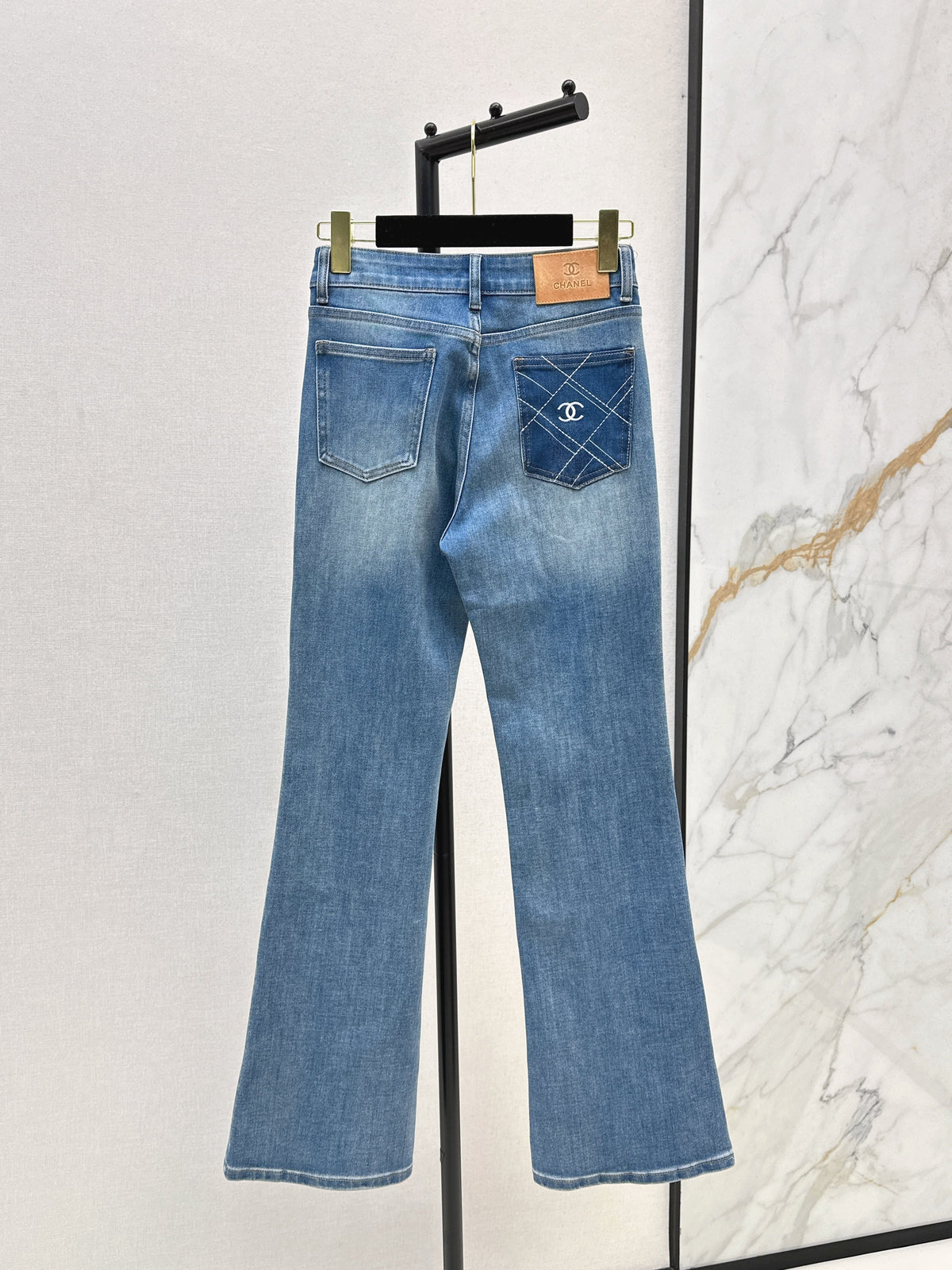 Versatile, minimalist, casual flared jeans.