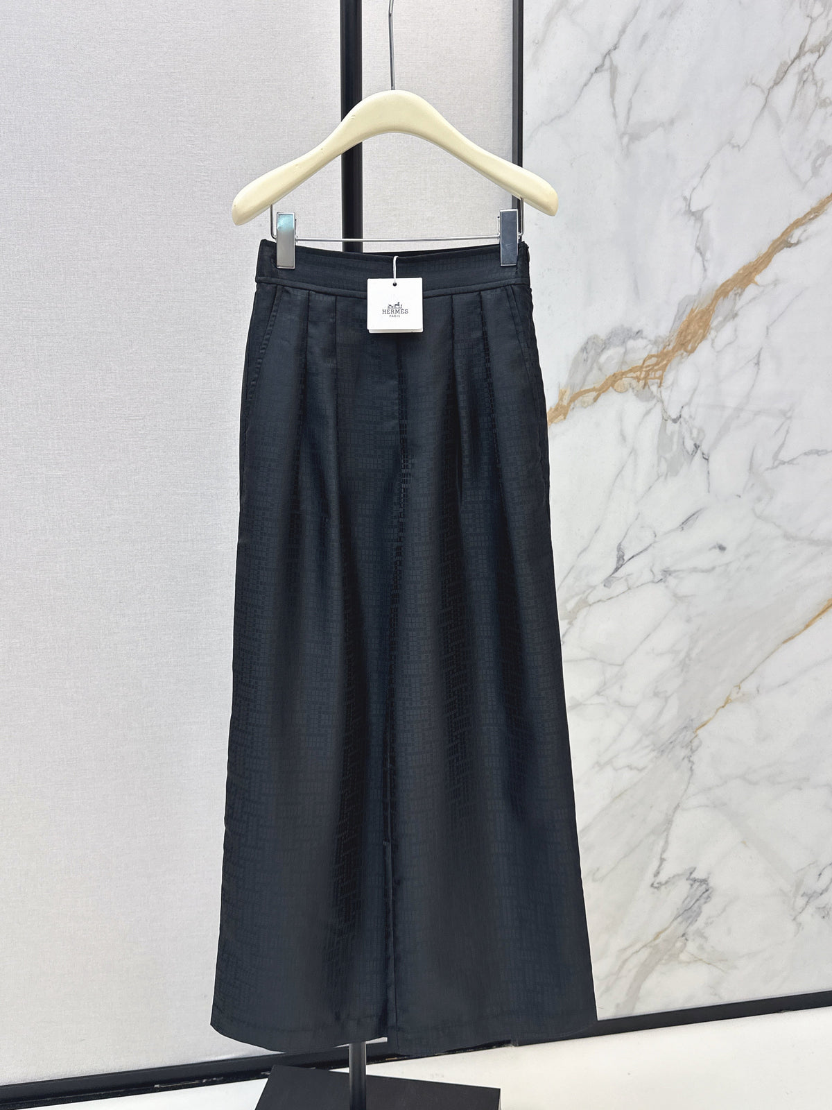 High-waisted elasticated pleated cotton trousers