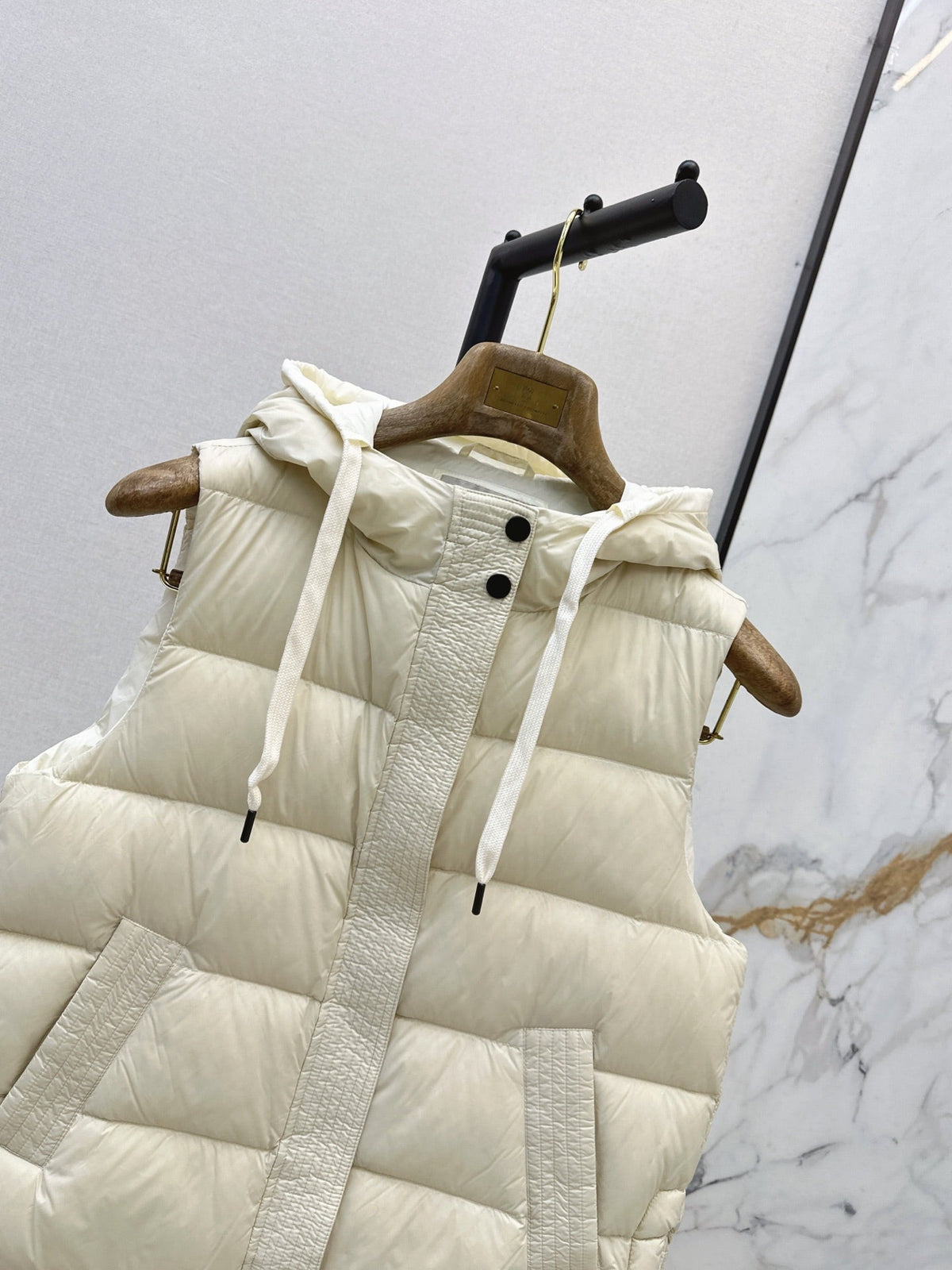 26Latest Autumn/Winter Hooded Down Vest