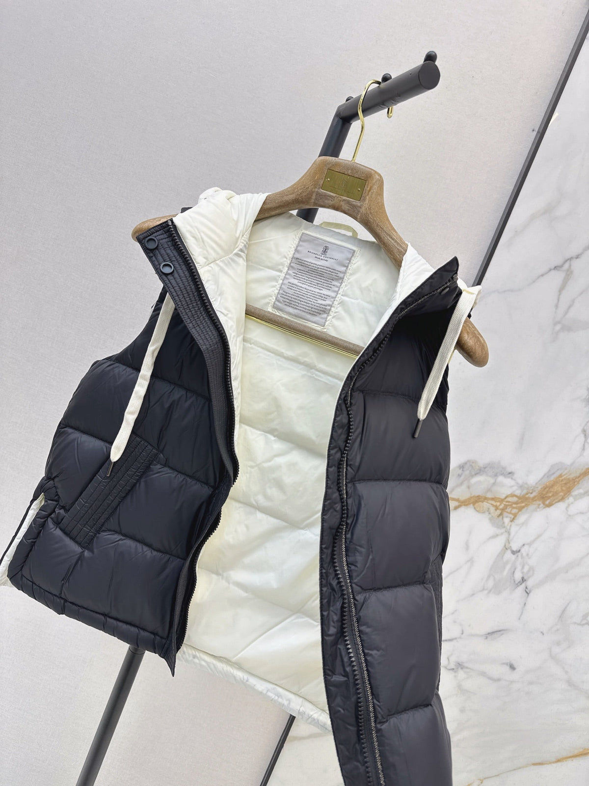 26Latest Autumn/Winter Hooded Down Vest