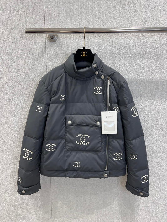 Hollowed-out, seam-sealed short down jacket