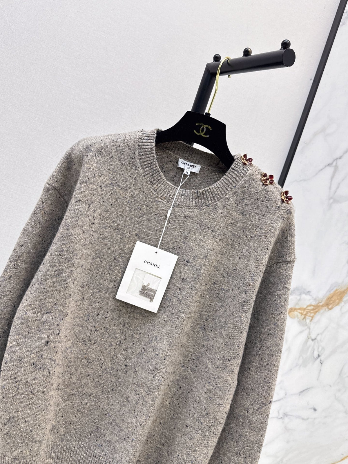 🔥Highest Quality🔥 26FW New Métiers d'Art Collection: Grey heathered pullover sweater featuring 3D camellia shoulder detailing 🩶